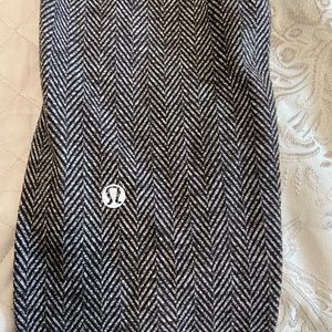 Lululemon Leggings - size small/6 - hardly worn!